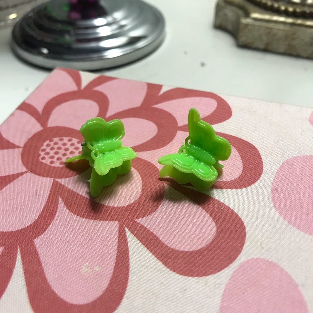 Set of matching green beaded necklace and butterfly hair clips